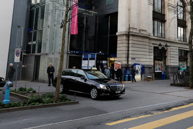 notre taxi devant la gare de Montreux